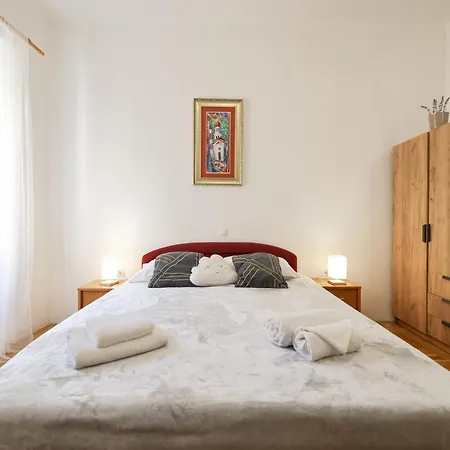 Laura In Heart Of Zadar