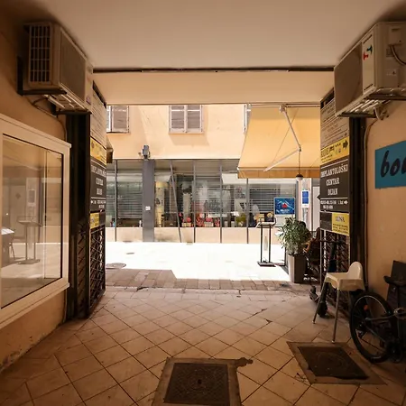 Laura In Heart Of Lejlighed