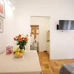 Laura In Heart Of Apartman