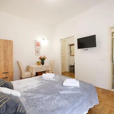 Laura In Heart Of Apartman