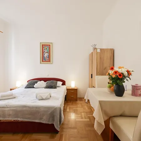 Laura In Heart Of Zadar