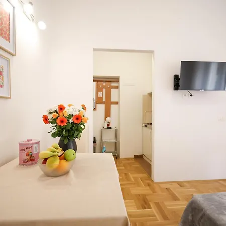 Laura In Heart Of Apartman